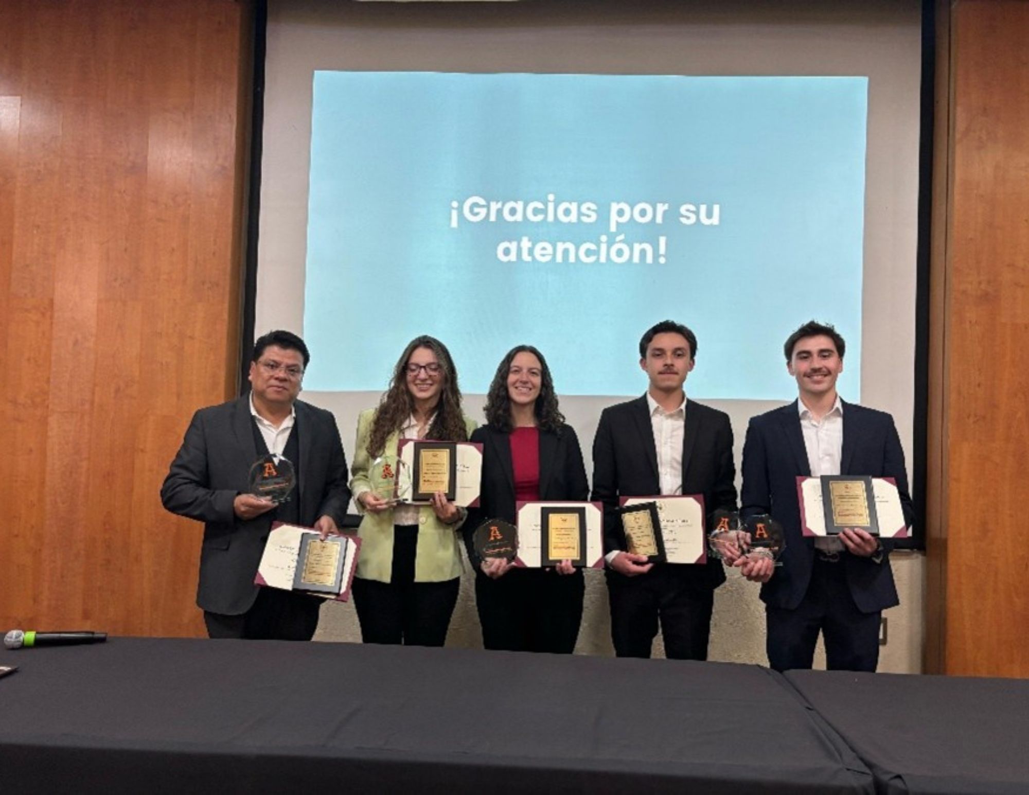 Alumnos de ingeniería imparten la conferencia “Huellas que importan: ¿Cómo medir nuestro impacto en el planeta?”