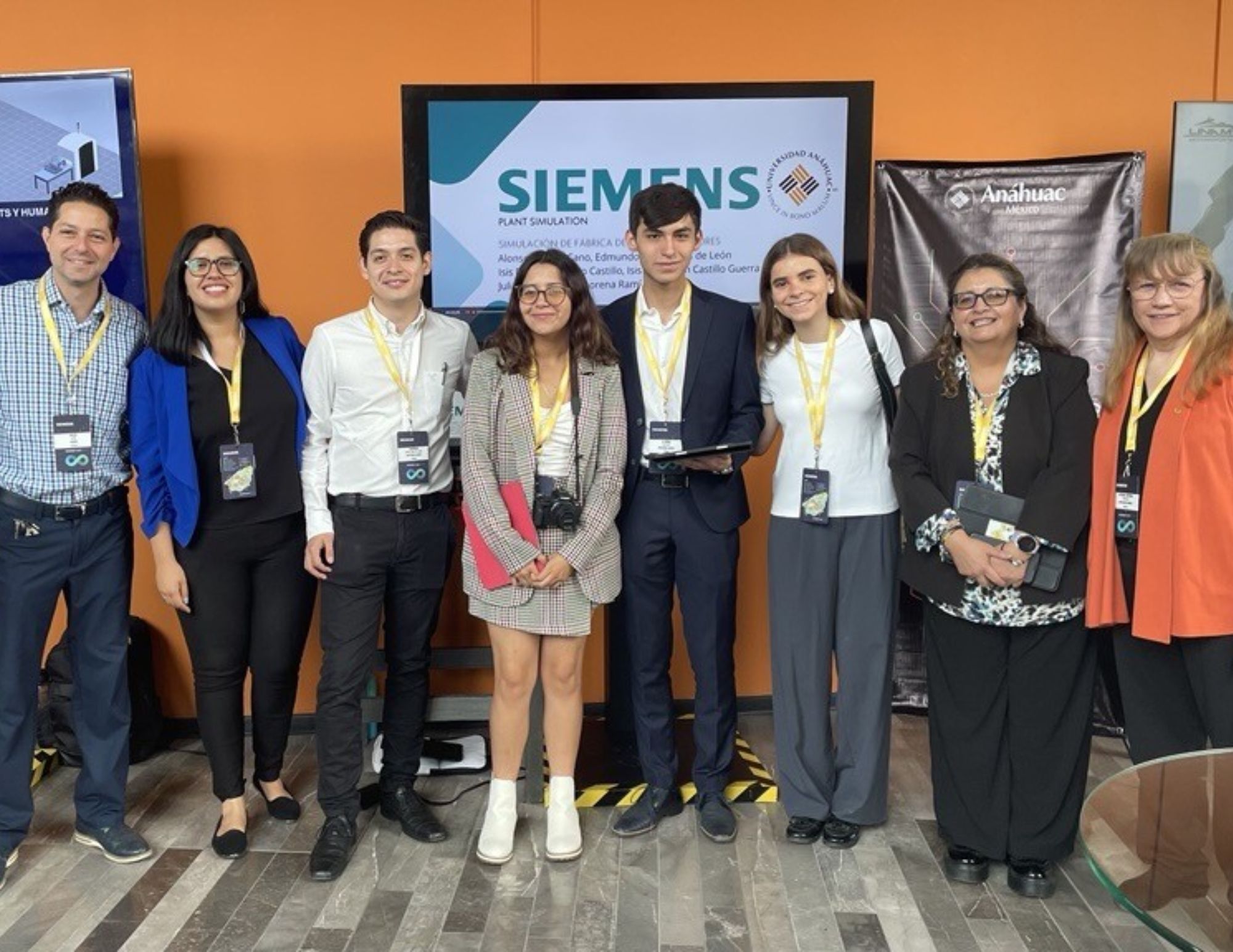 Isis Castillo Guerra y su equipo presentan su modelo de simulación de procesos durante el Siemens Assembly 2025