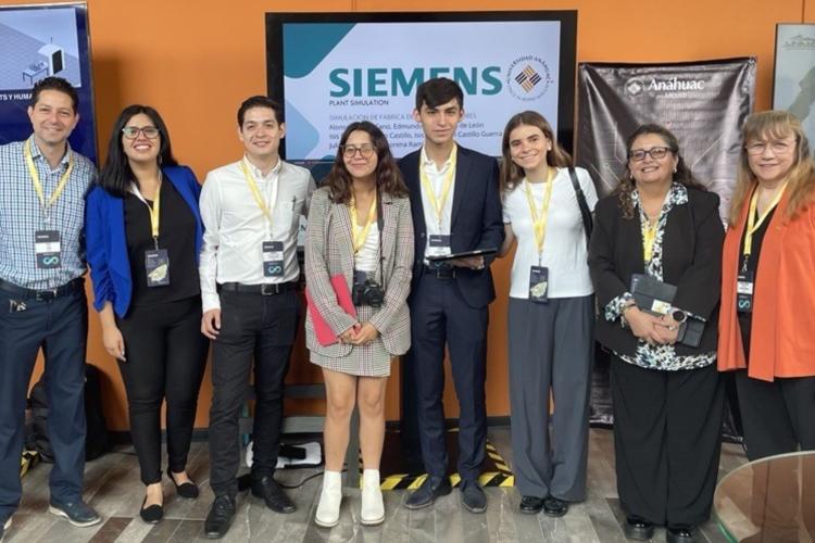 Isis Castillo Guerra y su equipo presentan su modelo de simulación de procesos durante el Siemens Assembly 2025