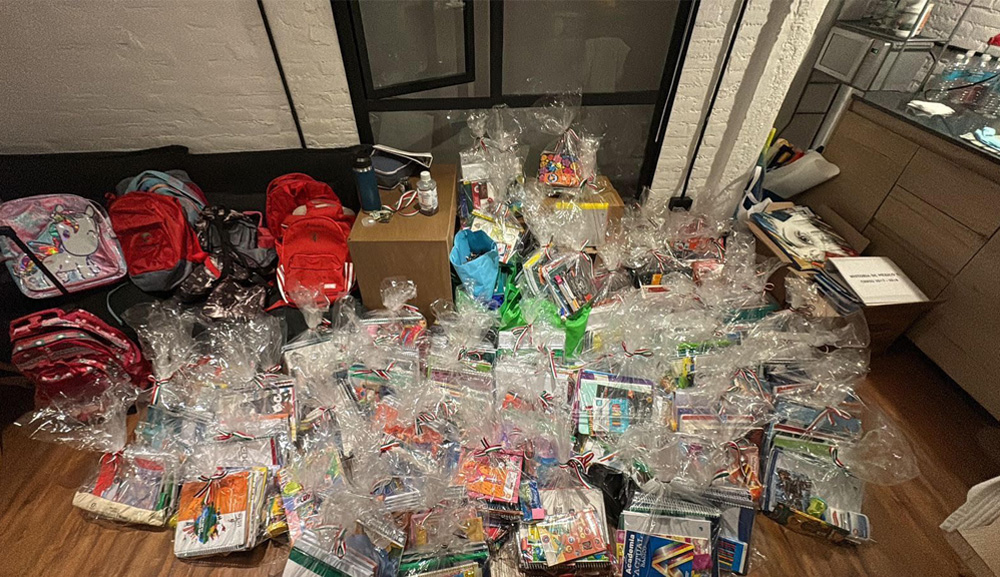 Alumnos Anáhuac reúnen más de 1,800 útiles escolares para apoyar a niños con cáncer y sus familias a través de la Fundación Luz de Vida.