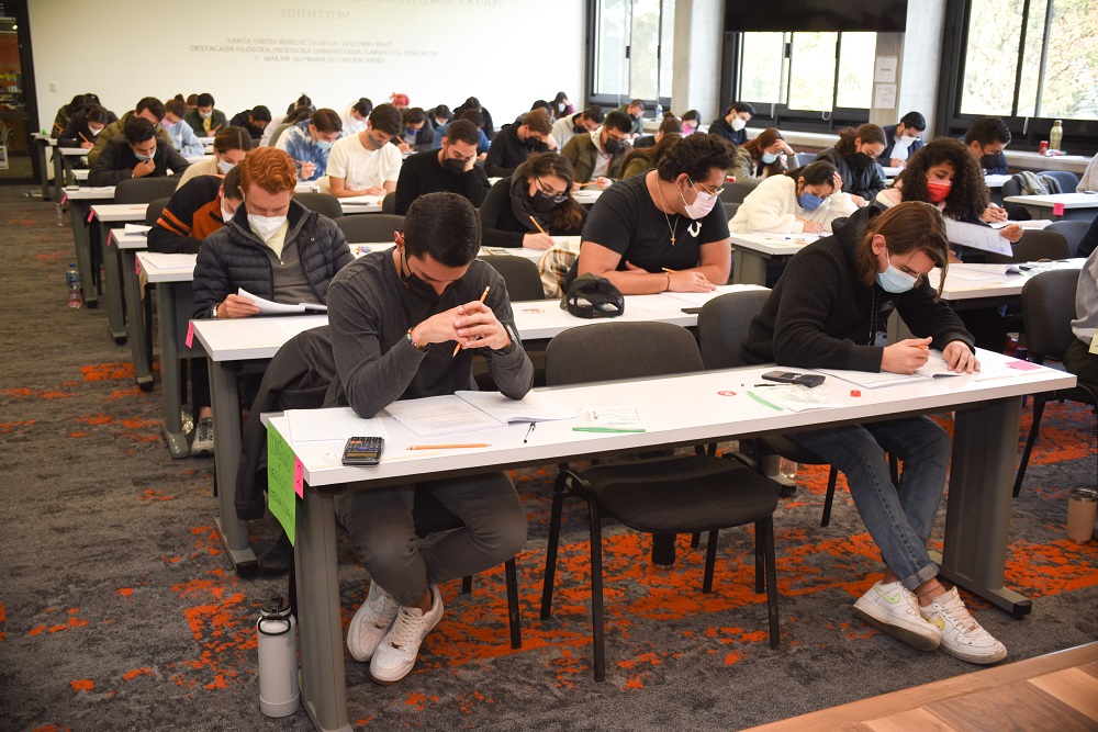 Alumnos de licenciatura presentan la prueba EGEL&nbsp;