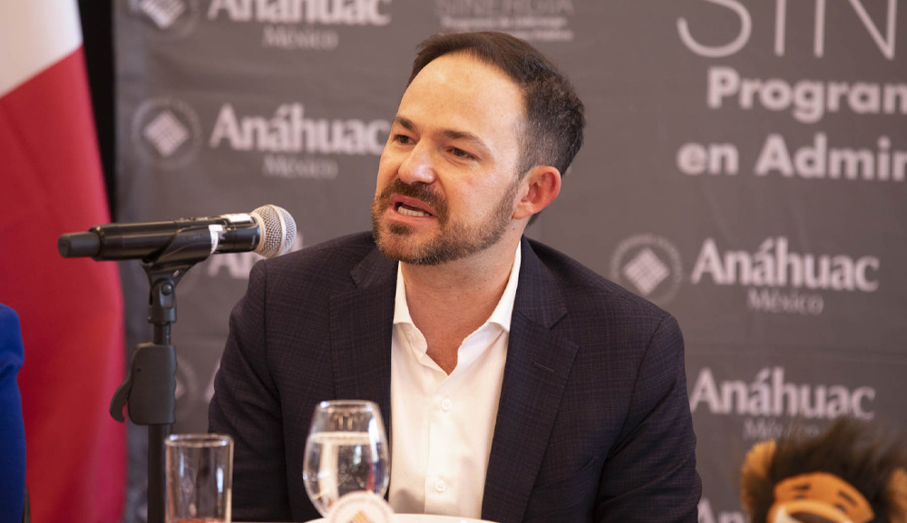 Alumnos de Sinergia sostienen ELAP con Íñigo Fernández Baptista