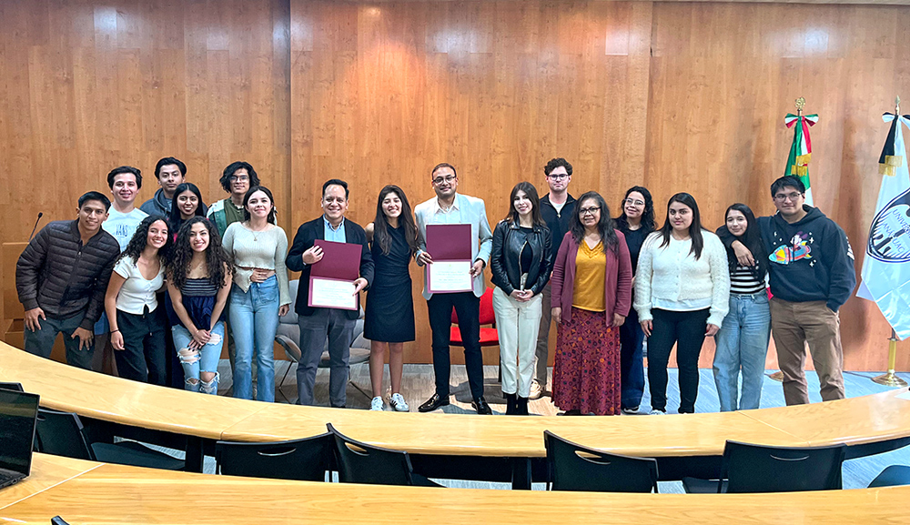 Egresados comparten experiencias sobre los dos grandes mundos de la actuaría