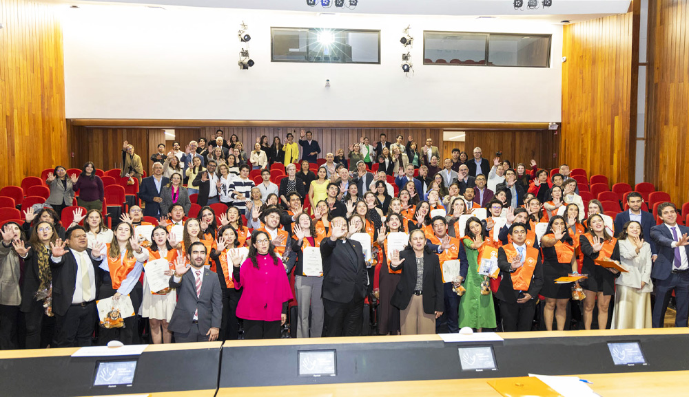 Voluntarios ASUA reciben su Diplomado en Acción Social