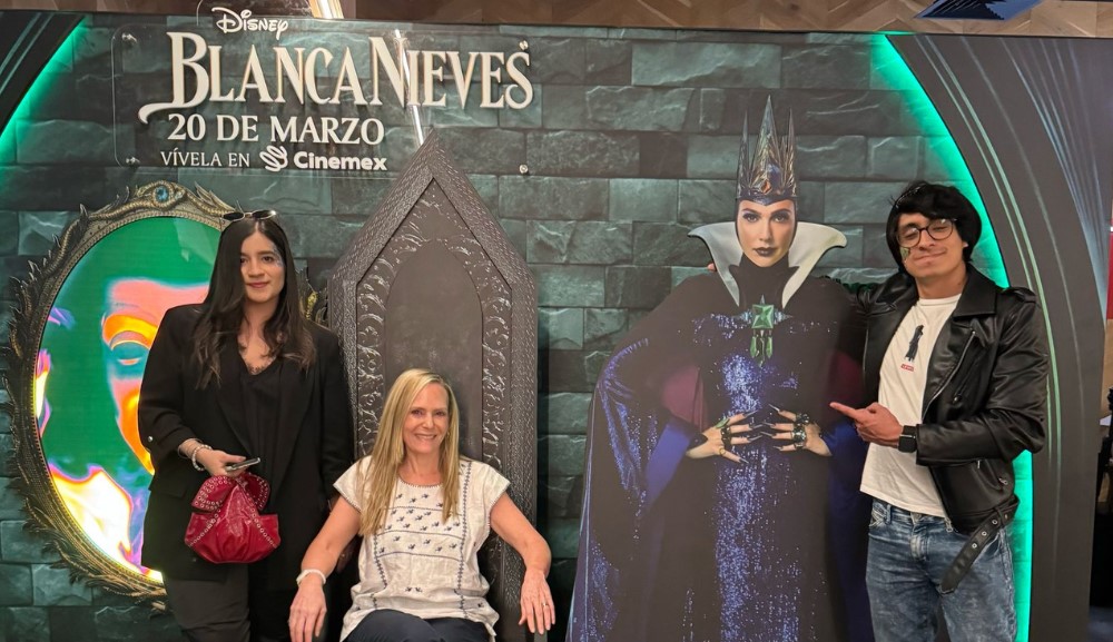 Alumnos de Maestría Anáhuac asisten a la premier de Blancanieves gracias a Disney y Cinemex