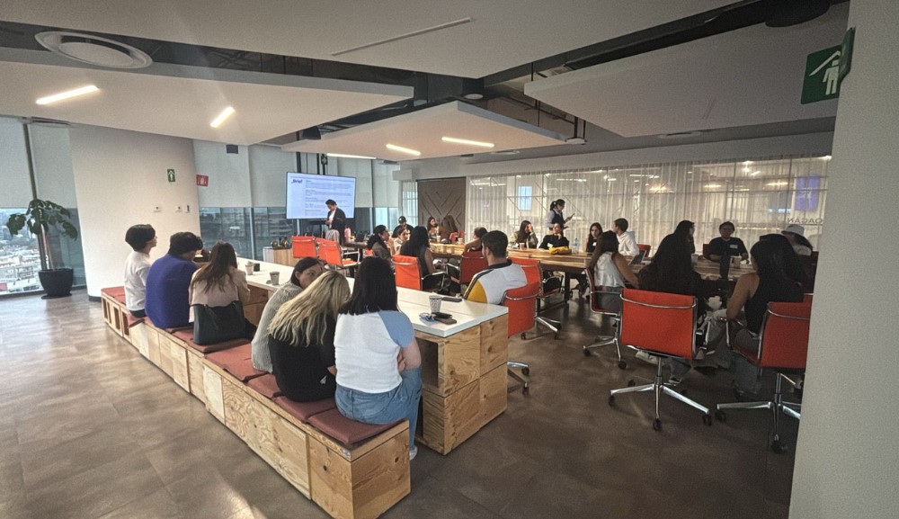 Alumnos de la Facultad de Comunicación acuden a workshop de creatividad en la agencia VML