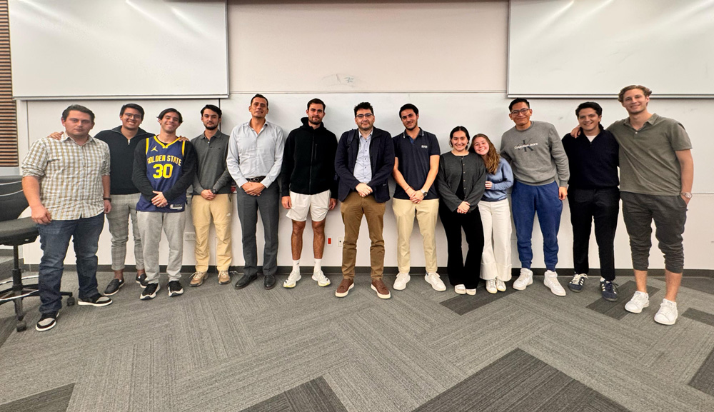 Alumnos de Dirección del Deporte reciben mentoría de experto en emprendimiento