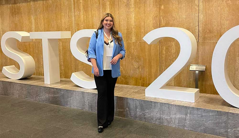 Presidenta de la Sociedad de Alumnos de Psicología asiste al STS Fórum