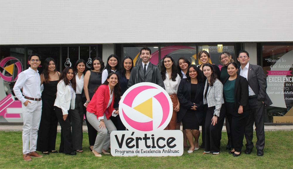 Javier Valdez Agramón dialoga con alumnos de Vértice del Campus Sur 