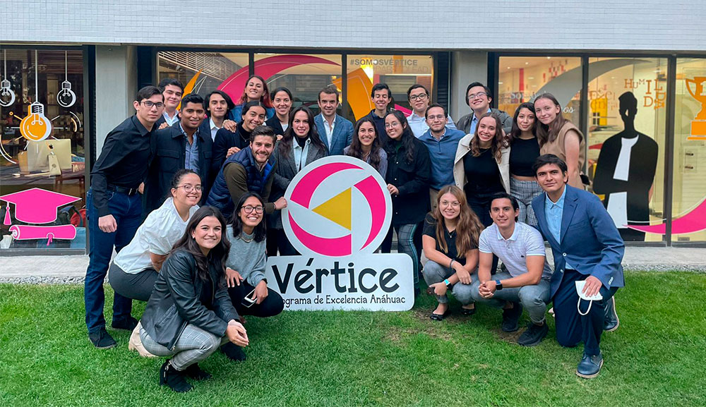 Alumnos de Vértice sostienen ELAP con José Riestra, presidente ejecutivo del club Atlas