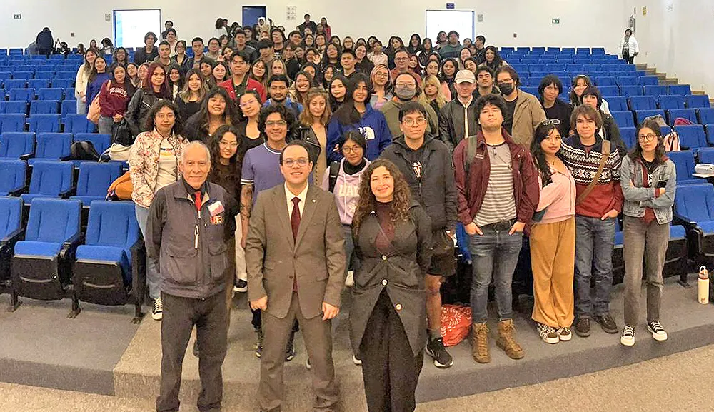 El Dr. Alberto Castilla imparte conferencia sobre fertilidad a alumnos de la UAEH